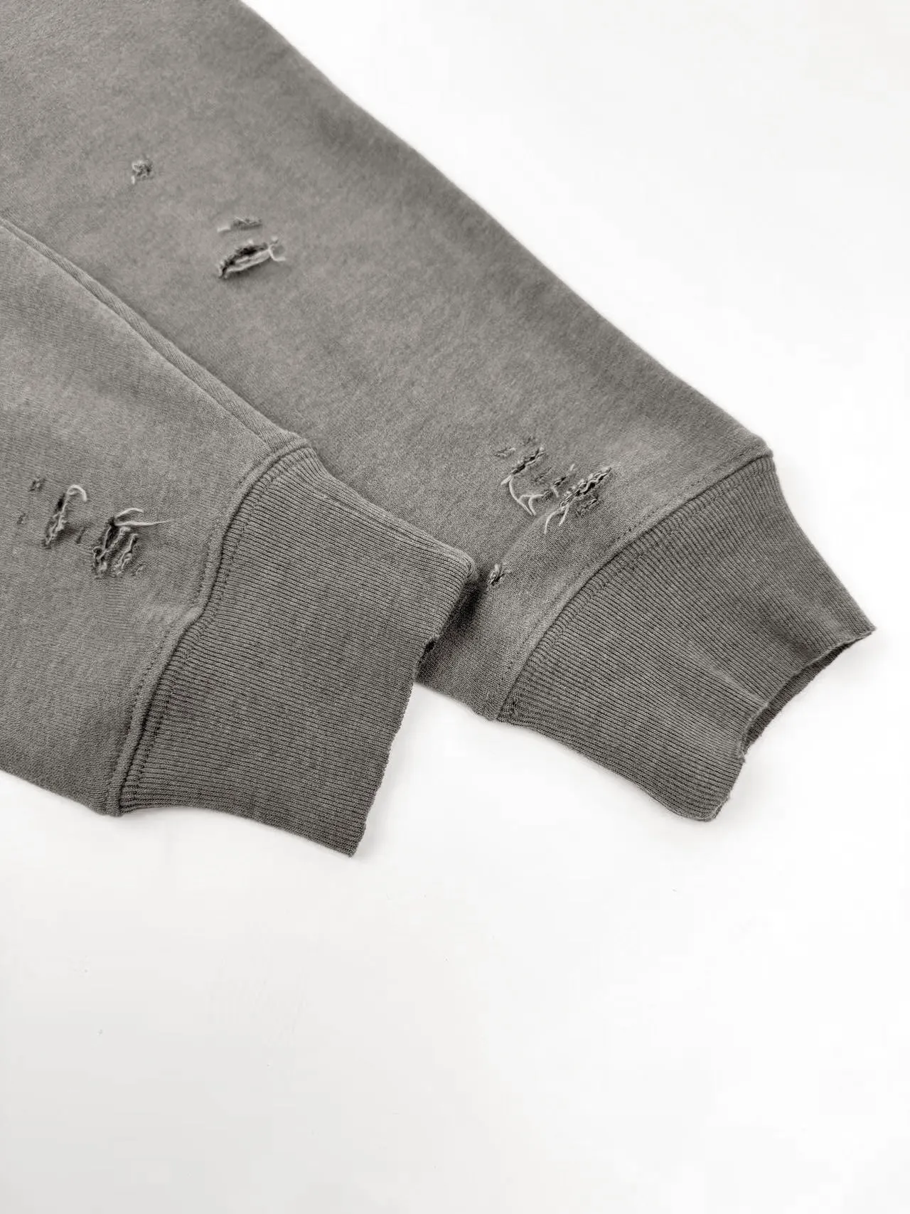 Acne Studios distressed distressed logo sweatshirt, custom-dyed 1:1 gray green soft cotton colored cotton sweatshirt material [fabric and terry bottom are in the same color configuration (the market fabric In Stock is a different color surface and bottom and does not match the original version). The minimum order quantity of the fabric is 2 tons. The pure fabric manufacturing process takes 45 days] Cloud-like touch, delicate and soft, comfortable and skin-friendly. Dressed in a pure gray-green tone, it seems to be the elegance after years of precipitation. Acne is engraved on the chest The uninhibited soul of Studios, the ingenious integration of hole elements, is deliberately rebellious on the Gray canvas, breaking away from the shackles of tradition, and unique in the wave of the trend. Process 1: Using glue printing. The chest printing has been modified by the film screen three times. Use glue liquid paint to print the pattern on the fabric. Bake the fabric to fix the printed pattern. Technique 2: Many parts of the body are worn by pure artificial regular positioning. Hand brush marks add texture and depth to the surface of the clothing. To imitate the texture of natural wear and tear. Process 3: The fabrics are washed and have a better hand feel. Not easy to deform, not easy to shrink, not easy to fade, and maintain long-term beauty. Accessories: Customized 1:1 Acne trademark. Version: Loose version. Size: S M L XL. Style number: 25310.
